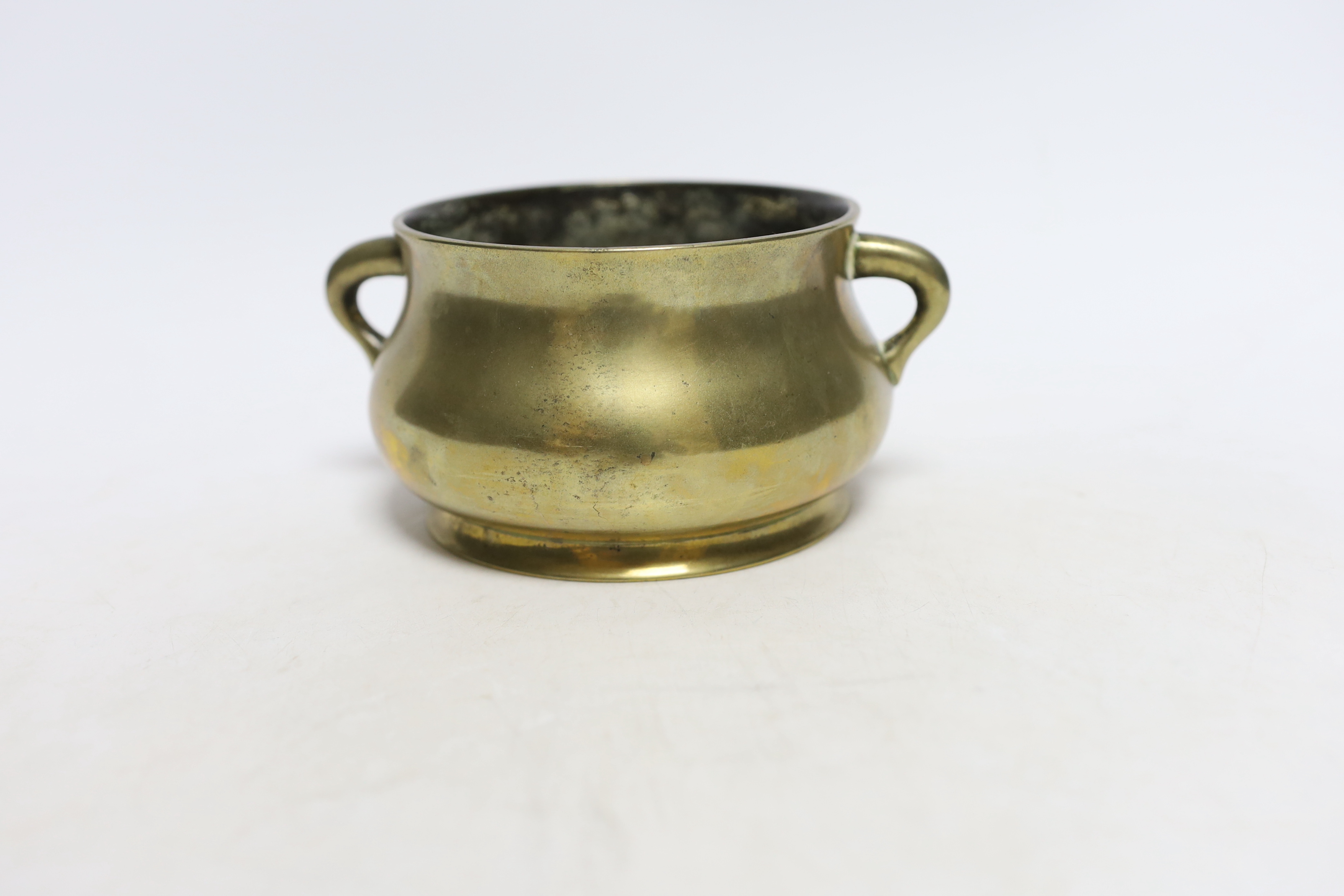 A Chinese bronze censer, Xuande mark, 18th/19th century, 7.5cm high